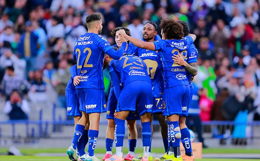 Jugadores de Pumas en acción durante el partido donde vencieron 2-0 a Rayados de Monterrey, manteniendo su racha invicta en el torneo.