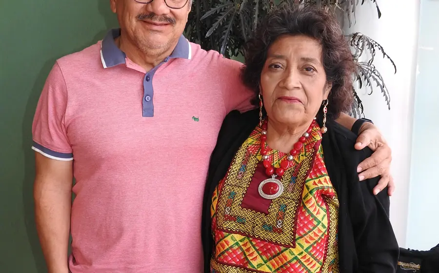 Raúl Hernández Reyes y Martha Julia Avendaño son captados en un retrato juntos durante la cobertura de momentos especiales de la sociedad.