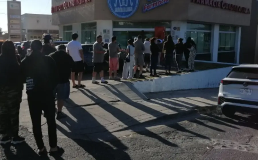 Un supermercado en Jalisco opera con normalidad con clientes, reflejando la reactivación económica total de los negocios reportada por empresarios.