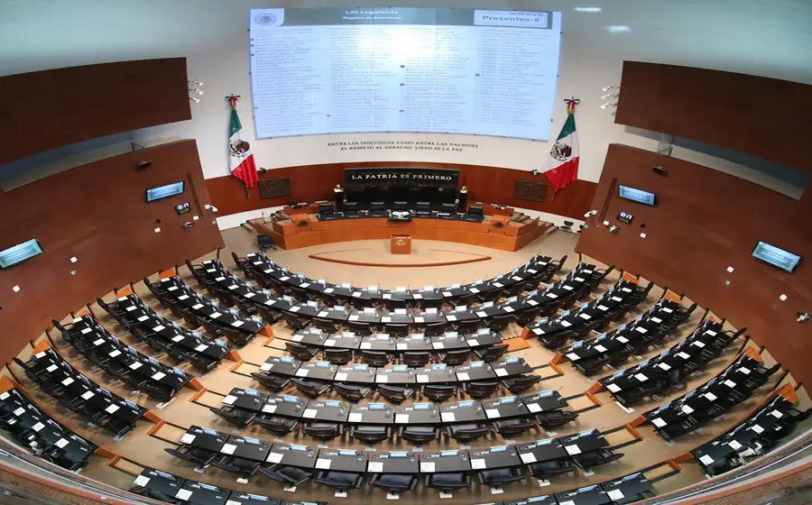 La propuesta de reforma política plantea la reducción del Senado mexicano de 128 a 96 integrantes, eliminando los escaños plurinominales.