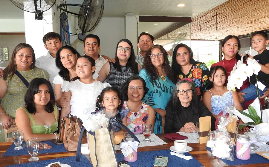Renata Castellanos Ayala celebra su Primera Comunión sonriendo junto a su mamá Gabriela Castellanos, en compañía de familiares y amistades.
