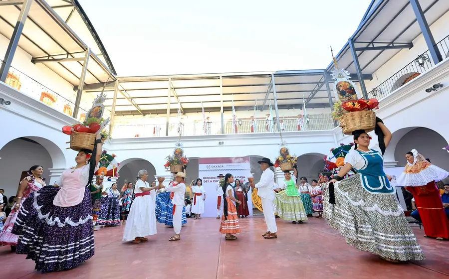 Trabajos de mejora y renovación en las instalaciones de la Casa de la Cultura Oaxaqueña, que revive como un refugio social a través del arte.