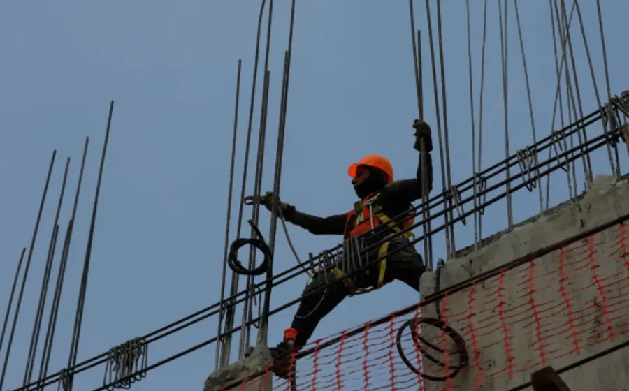 La actividad industrial en México muestra un repunte, impulsada por el sector de la construcción, registrando un crecimiento mensual del 0.2% en diciembre.