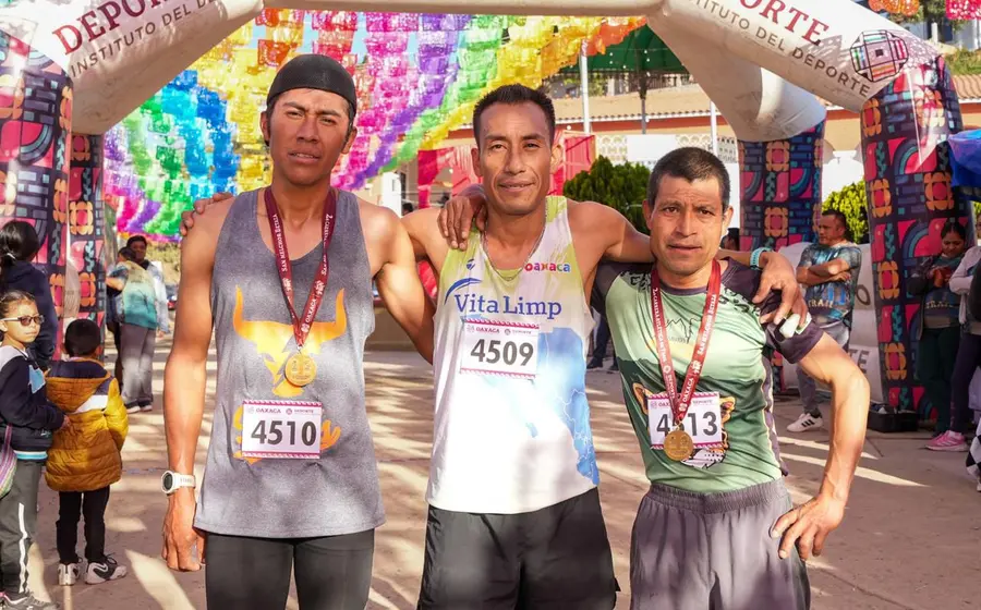 Reynaldo Pacheco, ganador de la carrera Betaza Atletik 3, posa para la foto junto a otros destacados competidores de la categoría varonil.