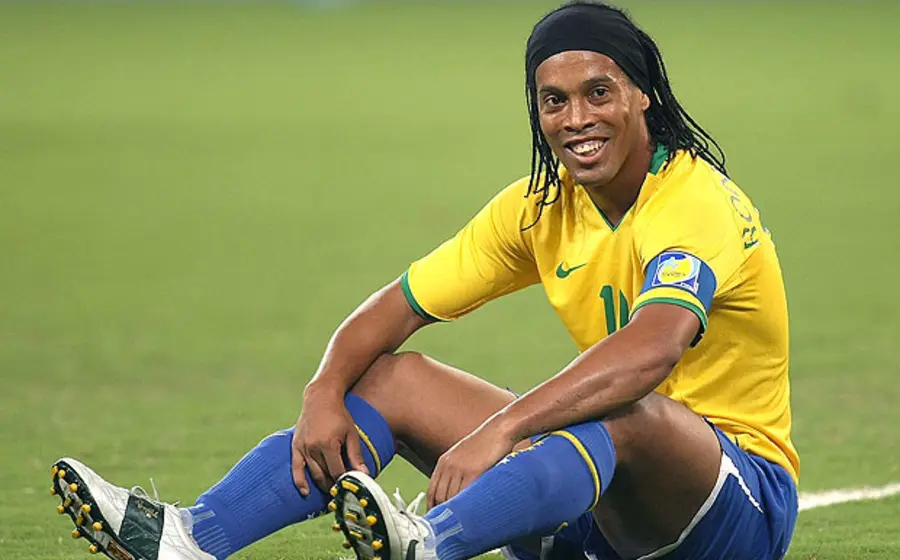 El futbolista Ronaldinho, una de las grandes leyendas de la selección de Brasil, es retratado en una fotografía de primer plano.
