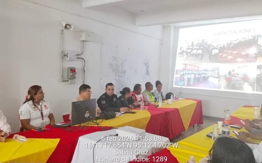 Autoridades de la Semar y Protección Civil durante una reunión para reforzar la coordinación de estrategias en el puerto de Salina Cruz.