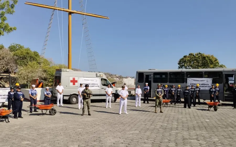Personal de la Semar brinda servicios de medicina general y preventiva de forma gratuita a habitantes de comunidades rurales durante una jornada de salud.