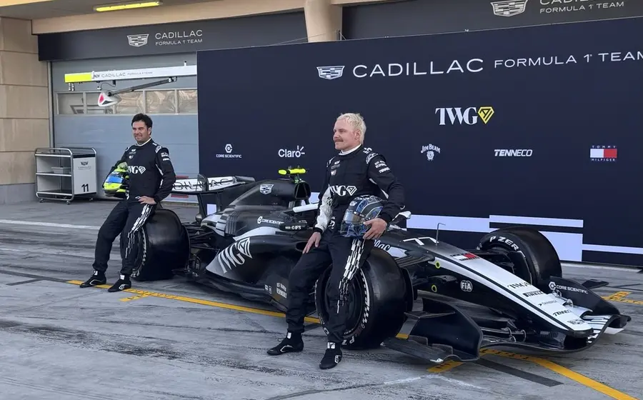 Los pilotos de carreras Sergio Pérez y Valtteri Bottas fotografiados juntos como parte del equipo Cadillac, que iniciará la competencia con una sanción.