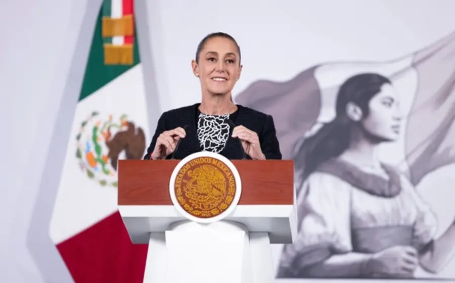 Claudia Sheinbaum presenta los resultados de la Estrategia Nacional de Seguridad, destacando la caída del 42% en homicidios dolosos en el país.