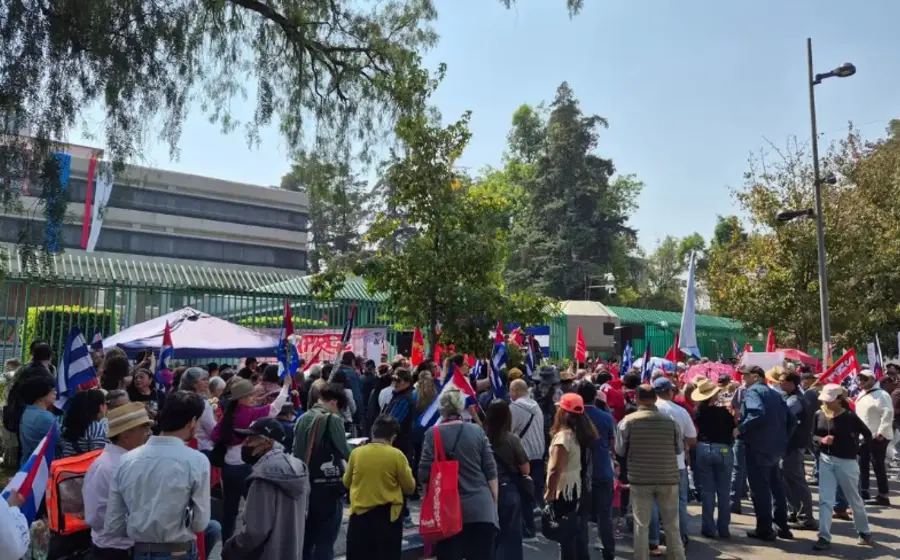 Un grupo de simpatizantes se congrega en el exterior de la Embajada de Cuba en México para manifestar su apoyo.