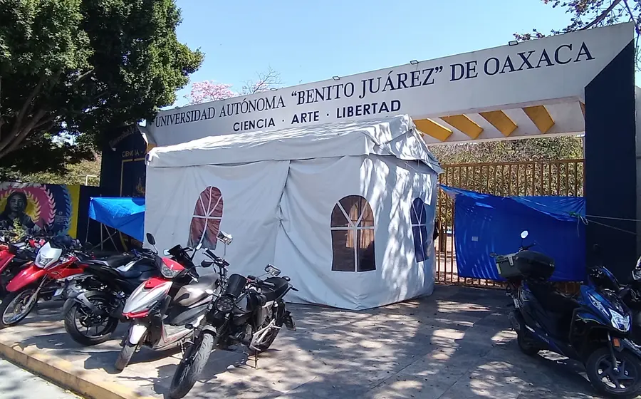 Representantes de los sindicatos STUNAM y FUSION muestran su respaldo al paro de labores del STEUABJO para exigir mejores salarios.