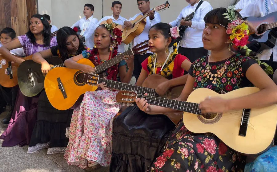 Un grupo de participantes recibe instrucción musical de manera gratuita durante un taller de guitarra que busca revivir la música del Istmo.