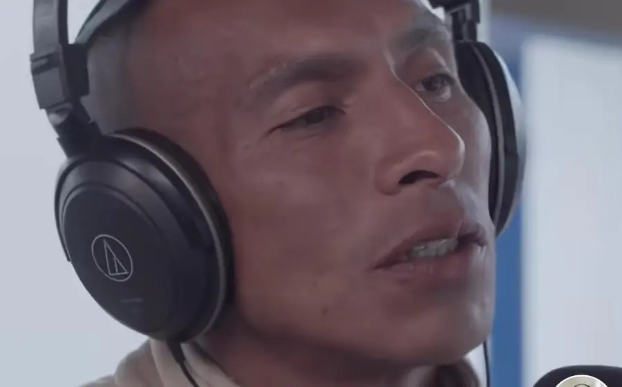 La activista Saskia Niño de Rivera en su podcast, donde se difundió un impactante testimonio que involucra a la fallecida actriz Carmen Salinas.