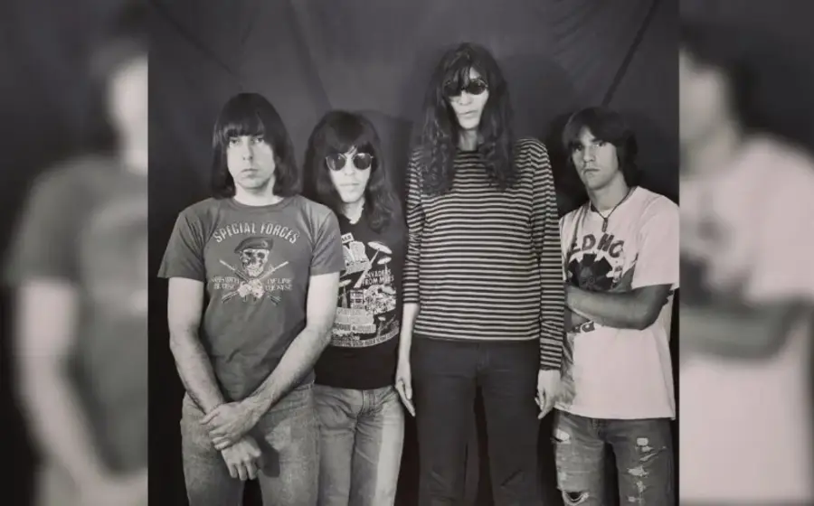 La banda de rock The Ramones, pioneros de los años 70, posando con la estética juvenil que se convirtió en un uniforme global.