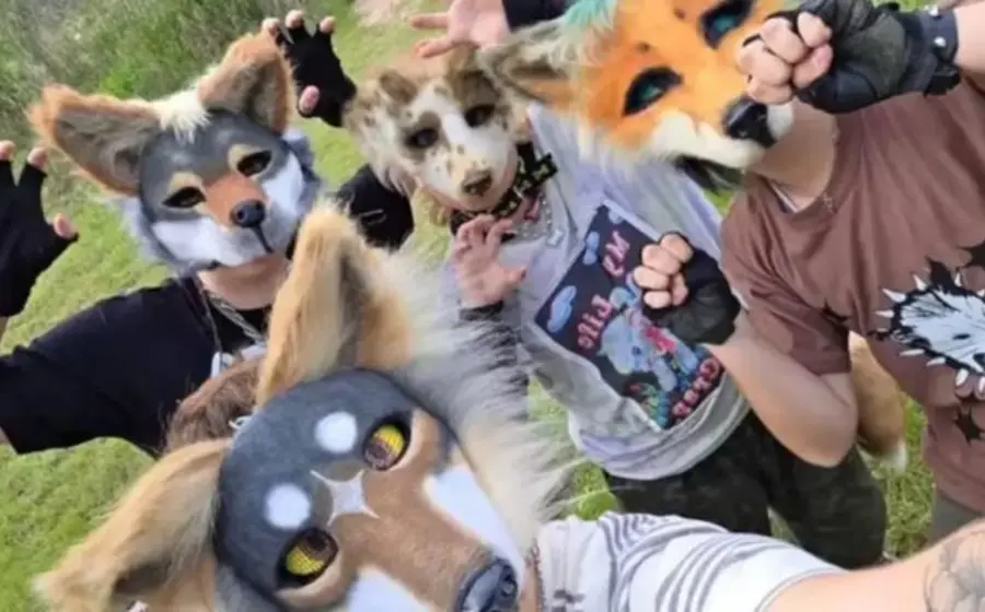 Un joven perteneciente a la tribu urbana de los Therians, la nueva subcultura de personas que se identifican espiritualmente como un animal.