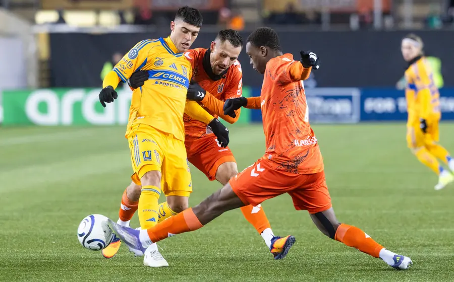 Jugadores de Tigres durante el partido contra el Forge, el cual se disputó bajo un clima extremo y terminó en empate sin goles.