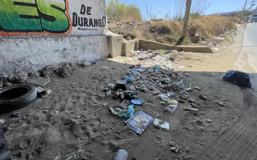 Un tiradero clandestino con basura acumulada durante varios días en las riberas del río Atoyac, cerca de la zona del Parque Primavera.