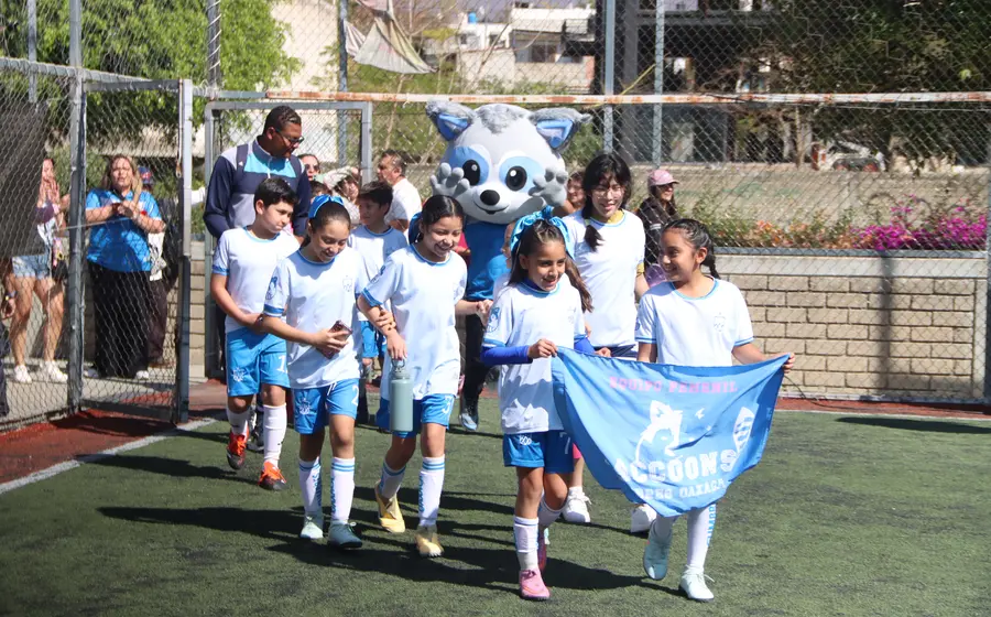 Se pone en marcha el torneo de futbol infantil más grande de México, con equipos de niños y niñas emocionados por el inicio de la competencia.