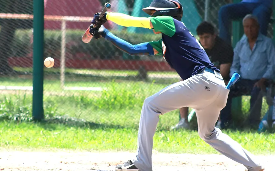 Jugadores de béisbol compiten durante un partido del Torneo Grand Slam en el Istmo, correspondiente a la categoría libre de 18 años y mayores.