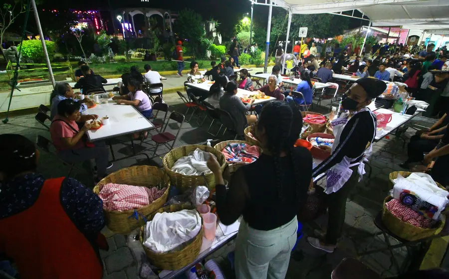 La plaza central de Xoxocotlán se ilumina durante la celebración semanal del Martes de Brujas, una tradición que revive la historia local.