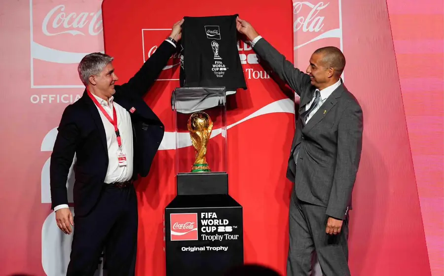 El trofeo original de la Copa del Mundo de la FIFA es exhibido en México al inicio de su tour por el país.