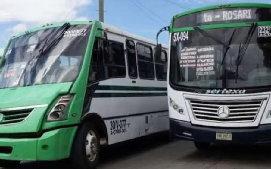 Un funcionario de la Semovi anuncia la continuación de la veda para nuevas concesiones de transporte público en Oaxaca durante una conferencia de prensa.