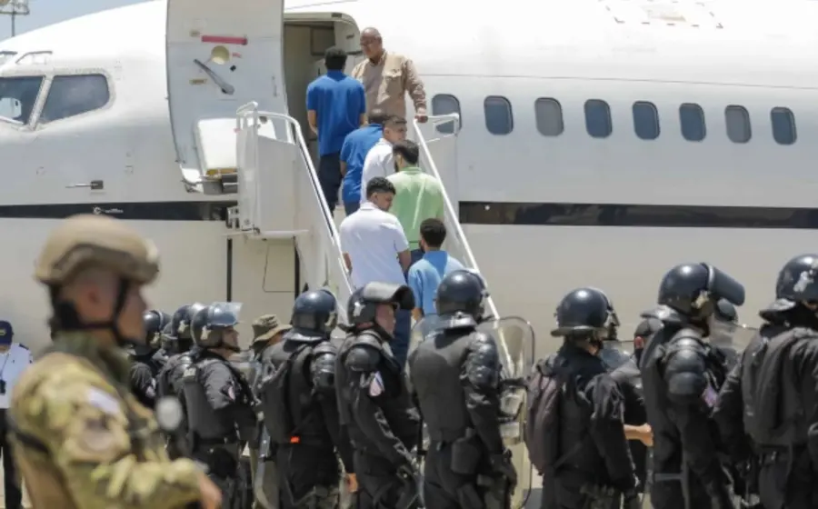 Un grupo de migrantes venezolanos, que fueron deportados a El Salvador, esperan su regreso a Estados Unidos tras un fallo judicial contra la política de Trump.