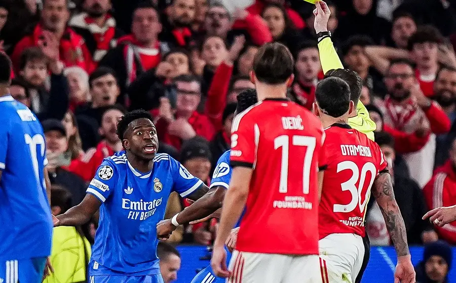 El futbolista Vinícius Jr. recibe una tarjeta de amonestación en el campo de juego, a pesar de ser la víctima de agresiones y palabras racistas.