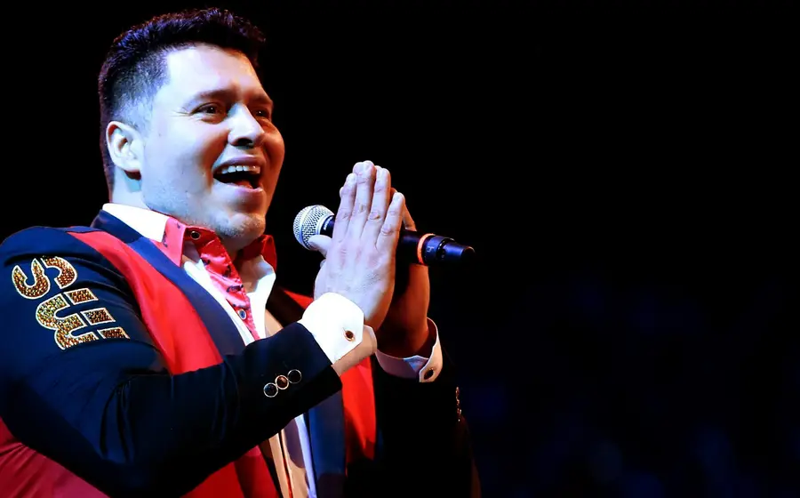 Walo Silvas, vocalista de la Banda MS, en una fotografía relacionada con su llegada al programa 'Juego de Voces' que desató rumores.