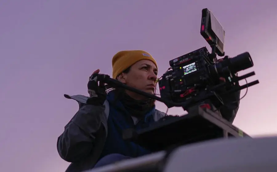 La cinefotógrafa mexicana Ximena Amann, reconocida por su estilo único, posa para un retrato profesional destacando su exitosa carrera internacional.