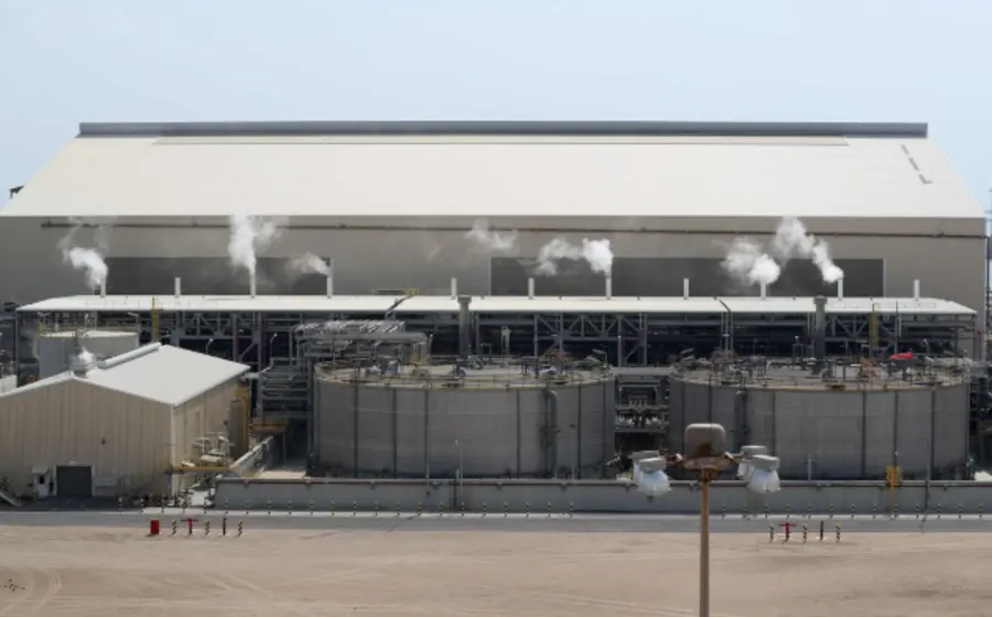 Arabia Saudita y Qatar reportan daños graves en refinerías.