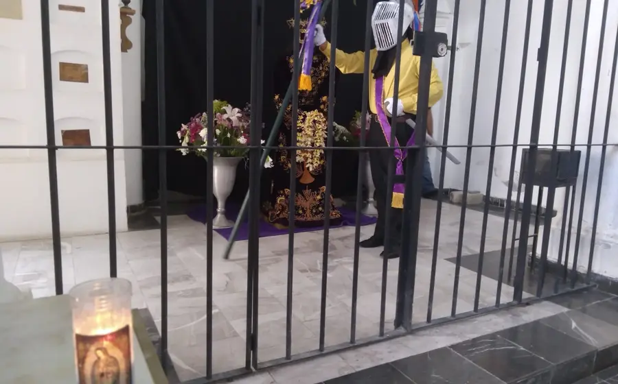 Devotos cumplen mandas con la tradicional guardia del centurión.