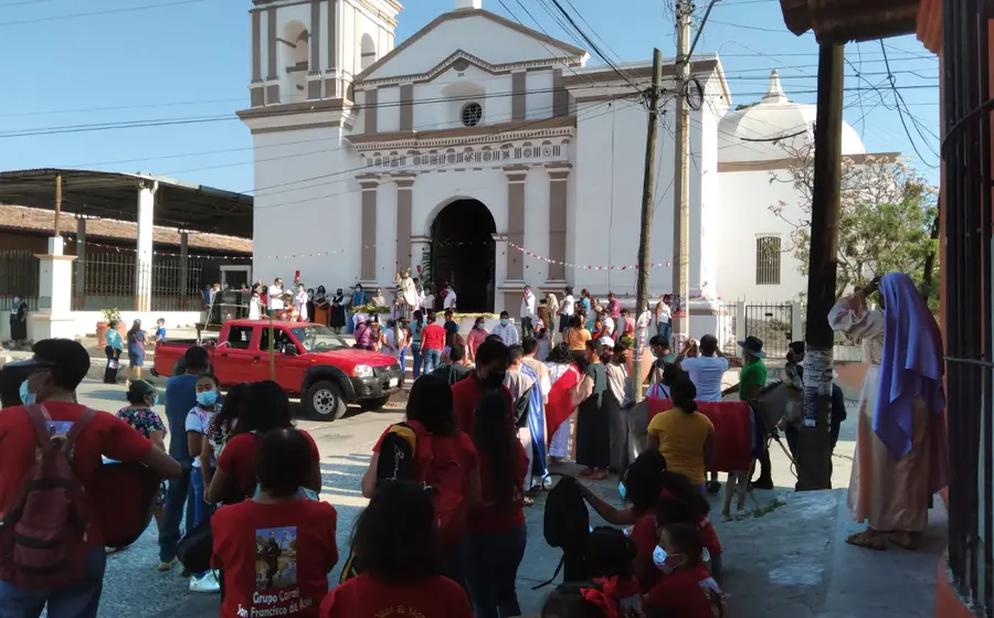 En Domingo de Ramos, fieles acuden a los templos con palmas como símbolo de fe.