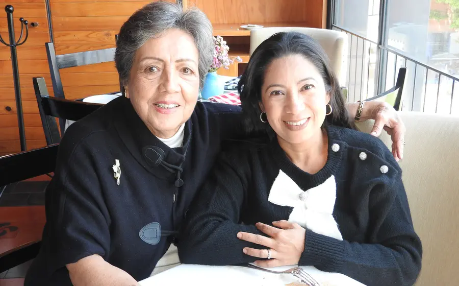 Carmen Rodríguez Martínez (lado derecho) celebró su cumpleaños en la hermosa compañía de Araceli Pérez Brena.