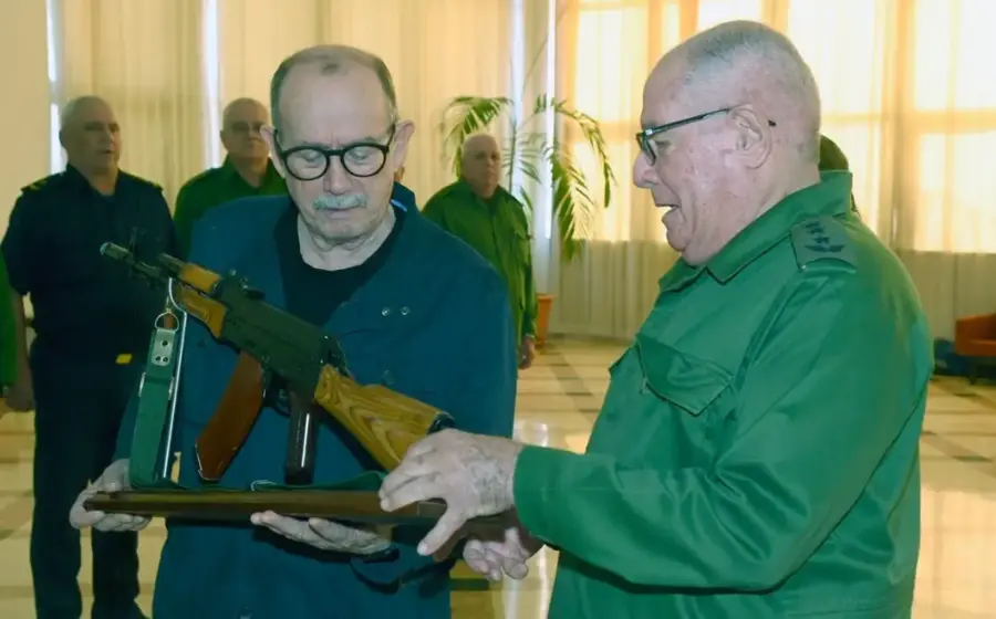 ilvio Rodríguez, 79 años, entre canciones y defensa nacional con fusil en mano.