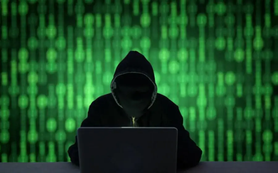 Cuentas desconocidas y lentitud del sistema alertan sobre hackeo.