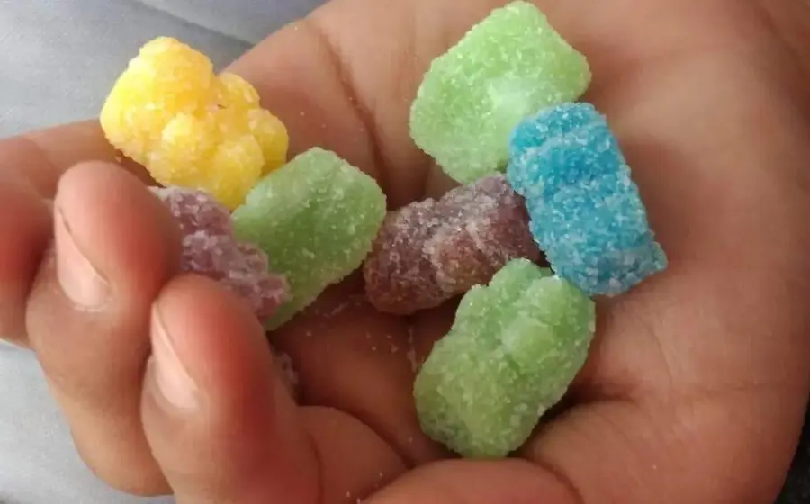 Grupos dedicados al narcomenudeo utilizan dulces y postres, engañando a niños.