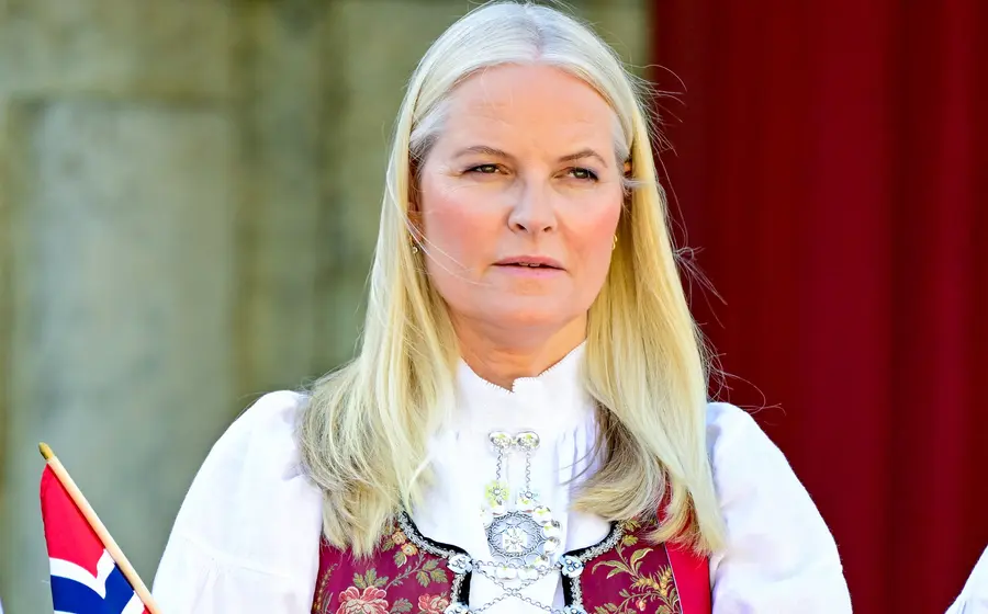 Princesa heredera de Noruega admite culpa y revela manipulación de Jeffrey Epstein.