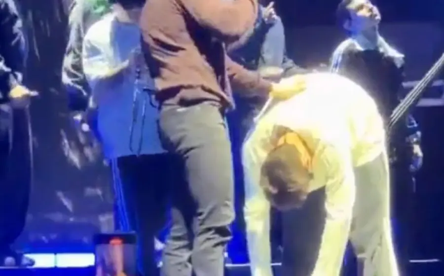 El cantante realizó una postura inusual durante una presentación.