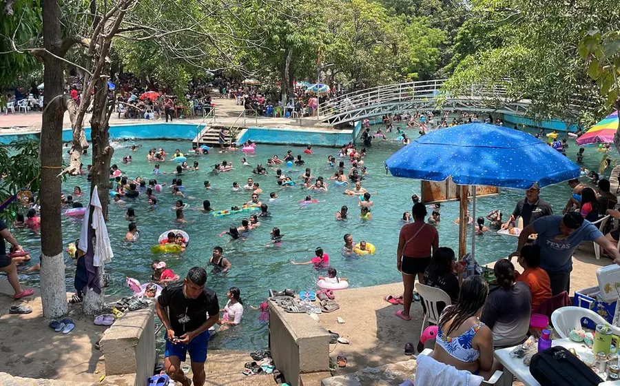 Turistas buscan otras opciones tras restricciones en popular Ojo de Agua.