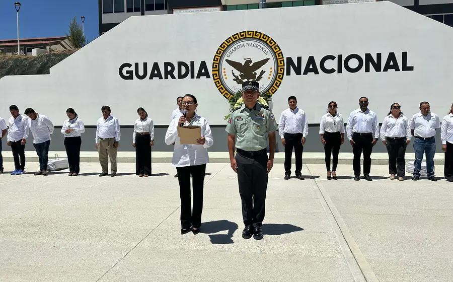 Se montó una ofrenda y guardia de honor en cuartel de Xoxocotlán.