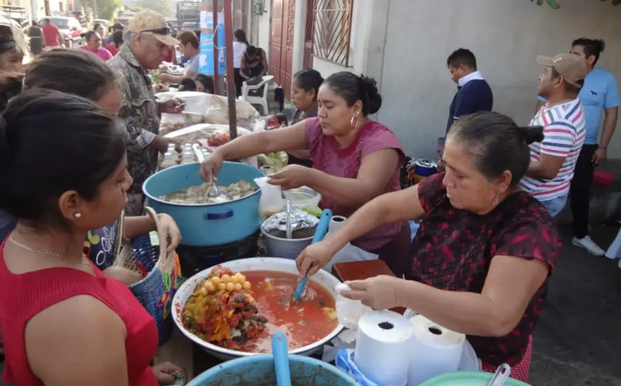 El mercado atrae a compradores de toda la región.