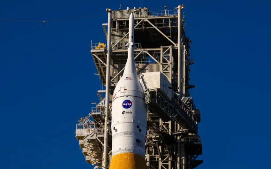 El cohete más potente del mundo inicia su viaje histórico hacia la Luna.