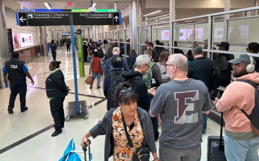 La medida aplicaría si los demócratas no aceptan financiar la seguridad aeroportuaria.