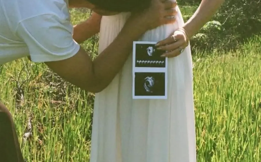 La pareja compartió una sesión de fotos donde ella sostiene una ecografía.
