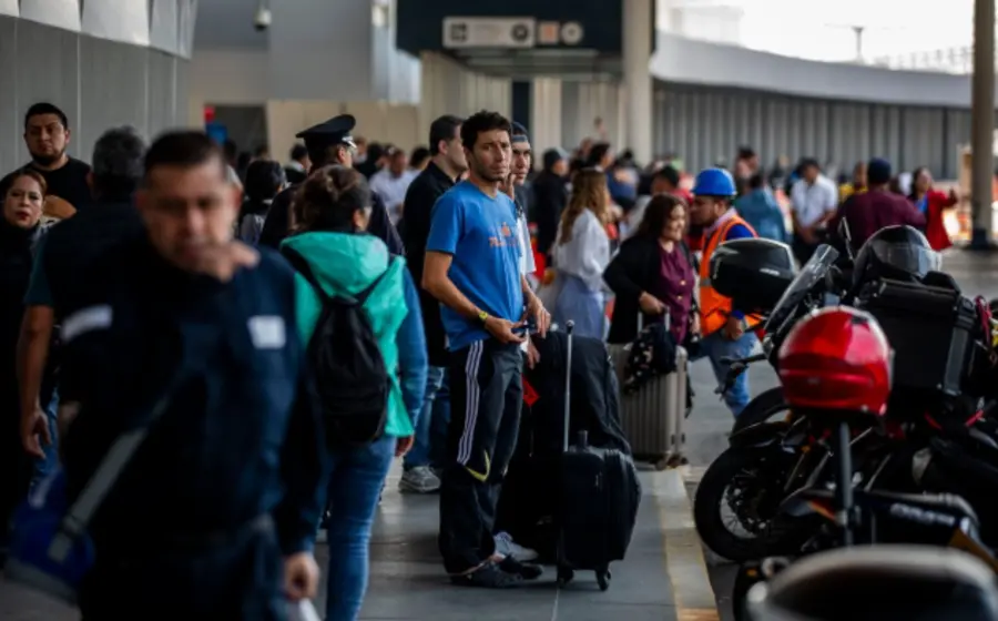 La plataforma facilita el embarque, migración y servicios aeroportuarios.