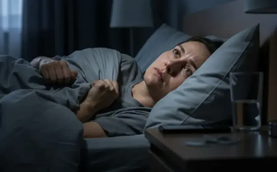 La ansiedad matutina se construye la noche anterior. 