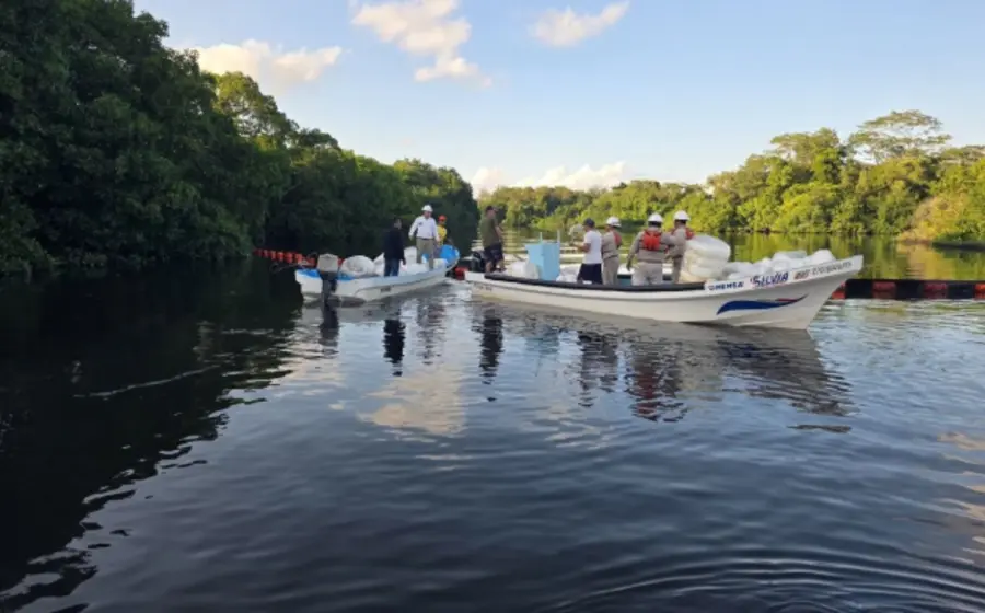 Se Instalaron barreras para evitar su dispersión hacia laguna Mecoacán.