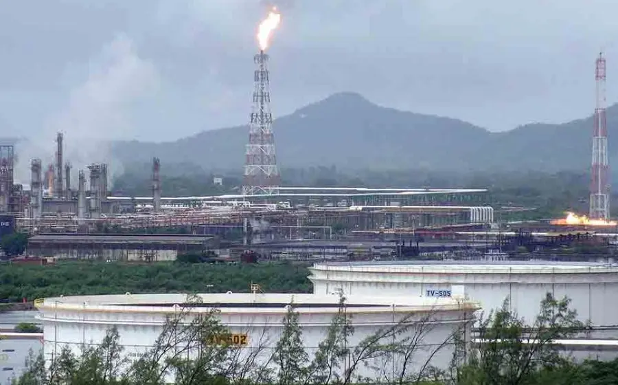 Refinería de Salina Cruz moderniza procesos y reduce emisiones contaminantes.