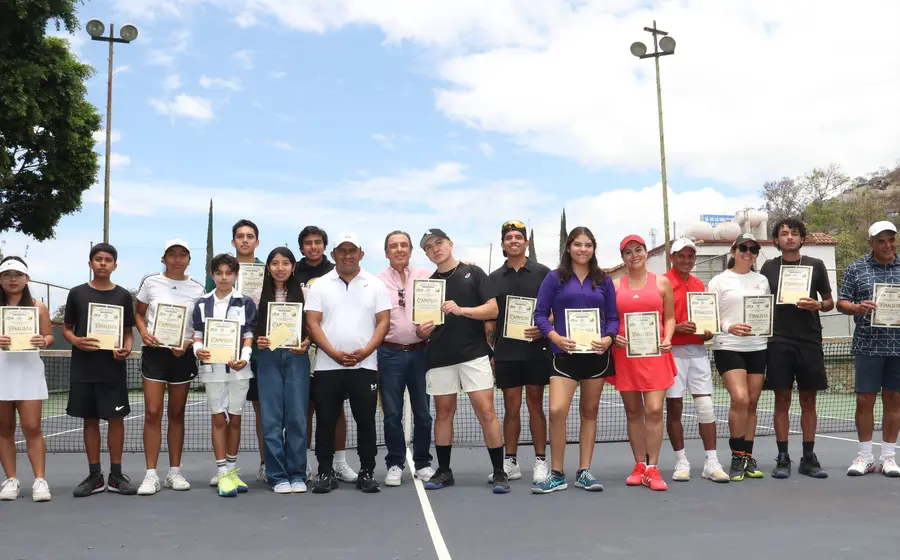 ¡IMPACTO EN OAXACA! EL FAVORITO CAYÓ y una juvenil se corona tras un tie-break de infarto en la Copa Benito Juárez de Tenis.  Rodolfo Villavicencio dio el campanazo en la máxima categoría (A Varonil) al eliminar en semifinales al primer sembrado y favorito, Jesús Sánchez, antes de alzarse como campeón.1  En las damas (A Femenil), la joven Cadmiel Santos le arrebató el título a la experimentada Vicky Ríos en una final de alto voltaje, donde la hoy subcampeona forzó a que todo se definiera en muerte súbita co